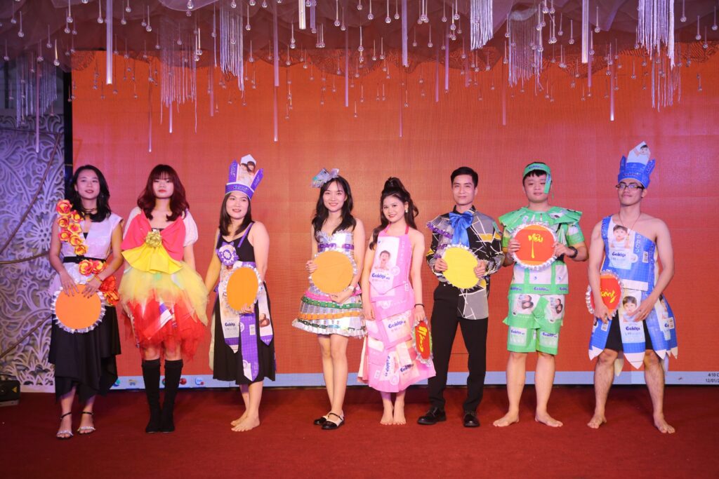 Tiết mục biểu diễn thời trang “NTT in my heart”- Phòng MKT