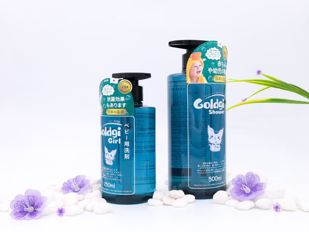 Sữa tắm gội 3 tác dụng Goldgi Shower và dung dịch vệ sinh cho bé Goldgi Girl.